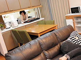 夫がいるのに不倫がヤメられない！？ ドキドキの状況に燃え上がり中出しまで許してしまう欲求不満妻　サンプル画像08